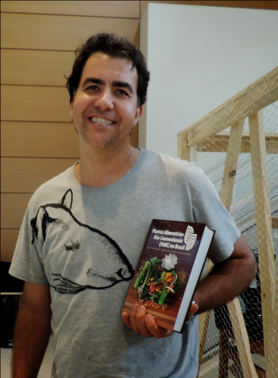 Valdely Kinupp, biólogo e professor do IFAM que criou o termo "PANCs"